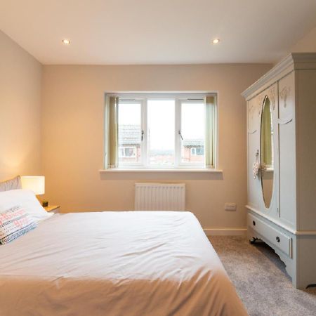 Beautiful 6 Bedroom Holiday Home, Manchester Wythenshawe Εξωτερικό φωτογραφία