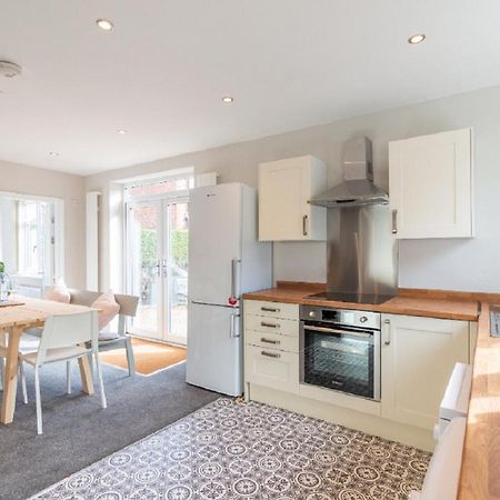 Beautiful 6 Bedroom Holiday Home, Manchester Wythenshawe Εξωτερικό φωτογραφία
