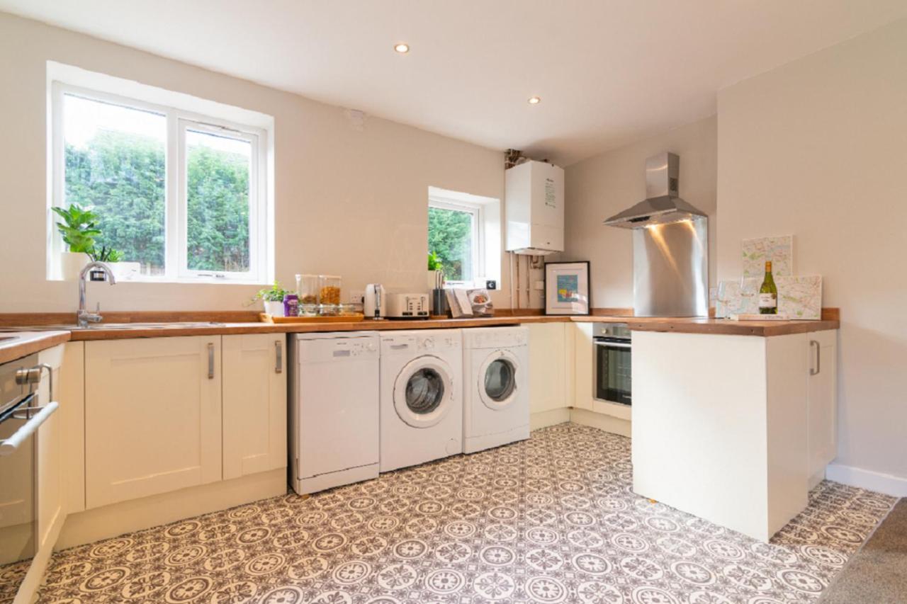Beautiful 6 Bedroom Holiday Home, Manchester Wythenshawe Εξωτερικό φωτογραφία