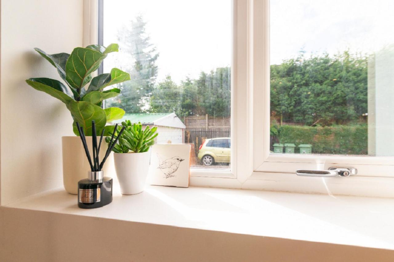 Beautiful 6 Bedroom Holiday Home, Manchester Wythenshawe Εξωτερικό φωτογραφία