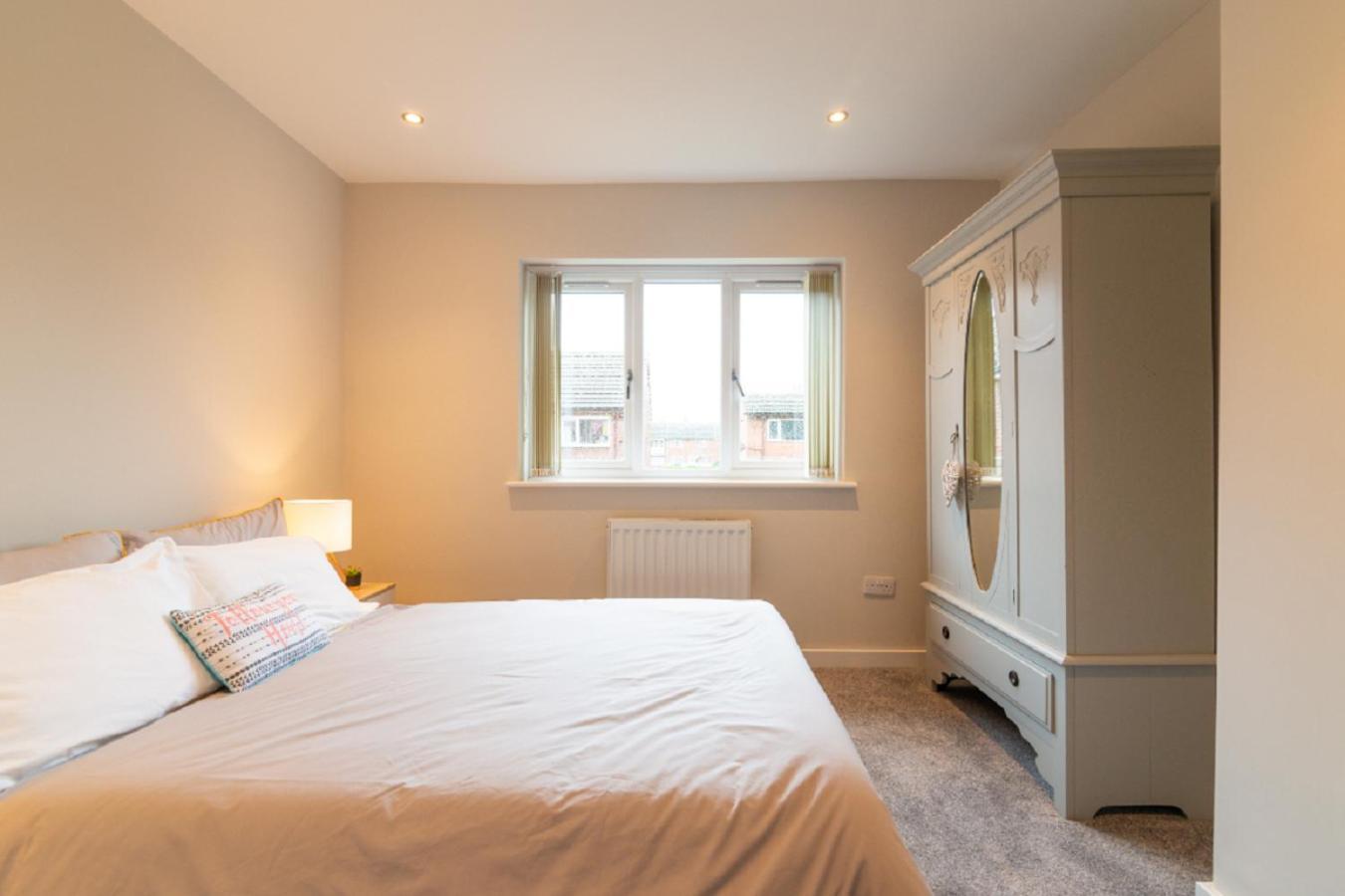 Beautiful 6 Bedroom Holiday Home, Manchester Wythenshawe Εξωτερικό φωτογραφία