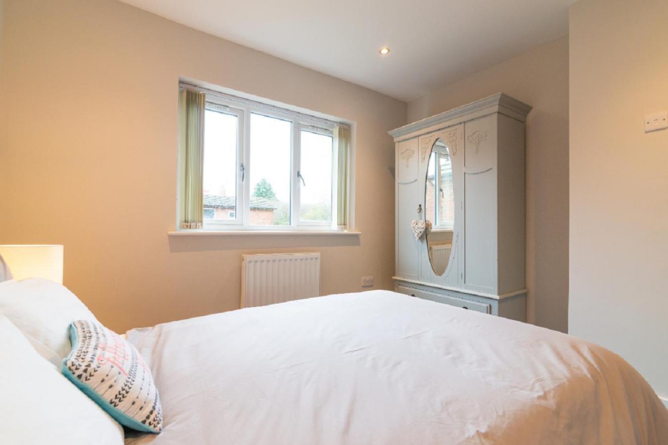 Beautiful 6 Bedroom Holiday Home, Manchester Wythenshawe Εξωτερικό φωτογραφία