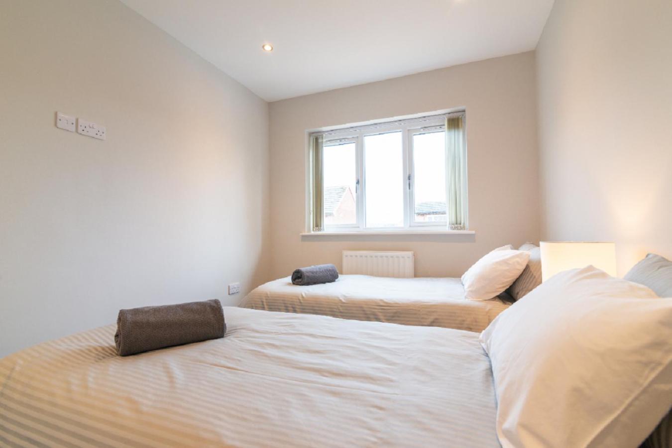 Beautiful 6 Bedroom Holiday Home, Manchester Wythenshawe Εξωτερικό φωτογραφία