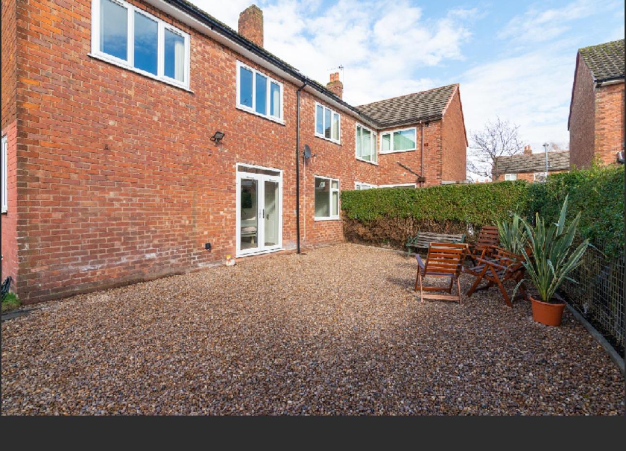 Beautiful 6 Bedroom Holiday Home, Manchester Wythenshawe Εξωτερικό φωτογραφία