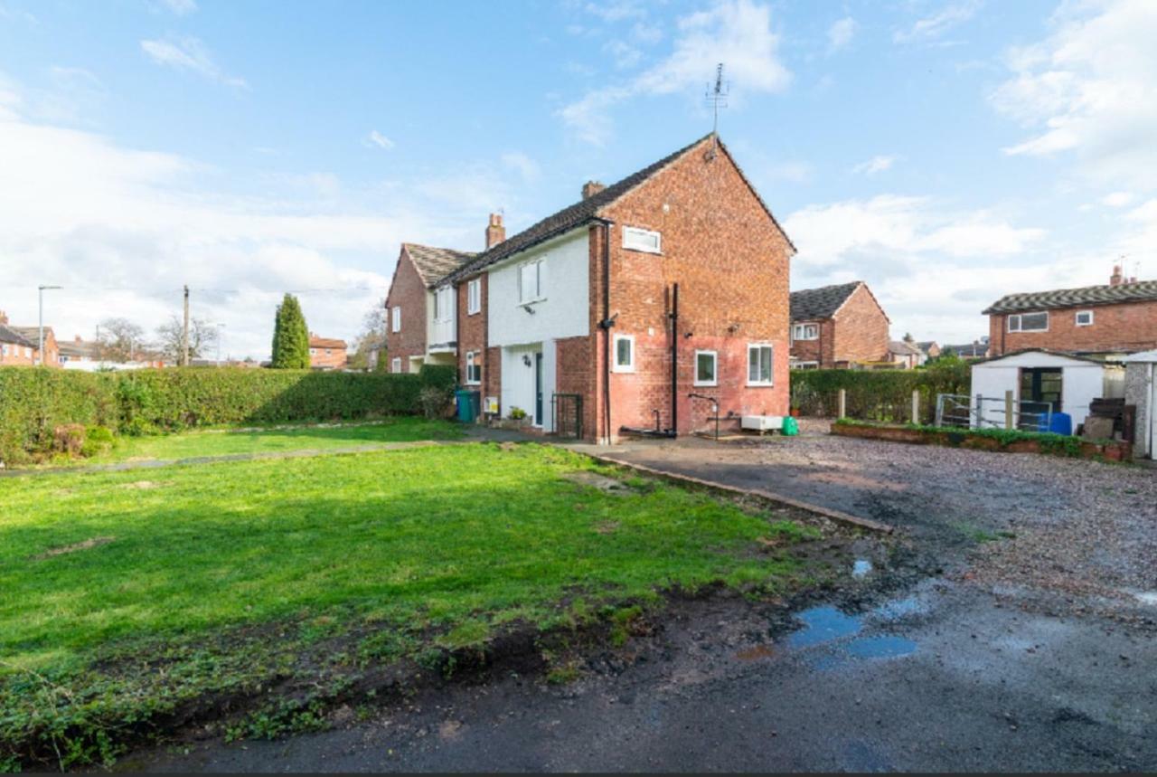 Beautiful 6 Bedroom Holiday Home, Manchester Wythenshawe Εξωτερικό φωτογραφία
