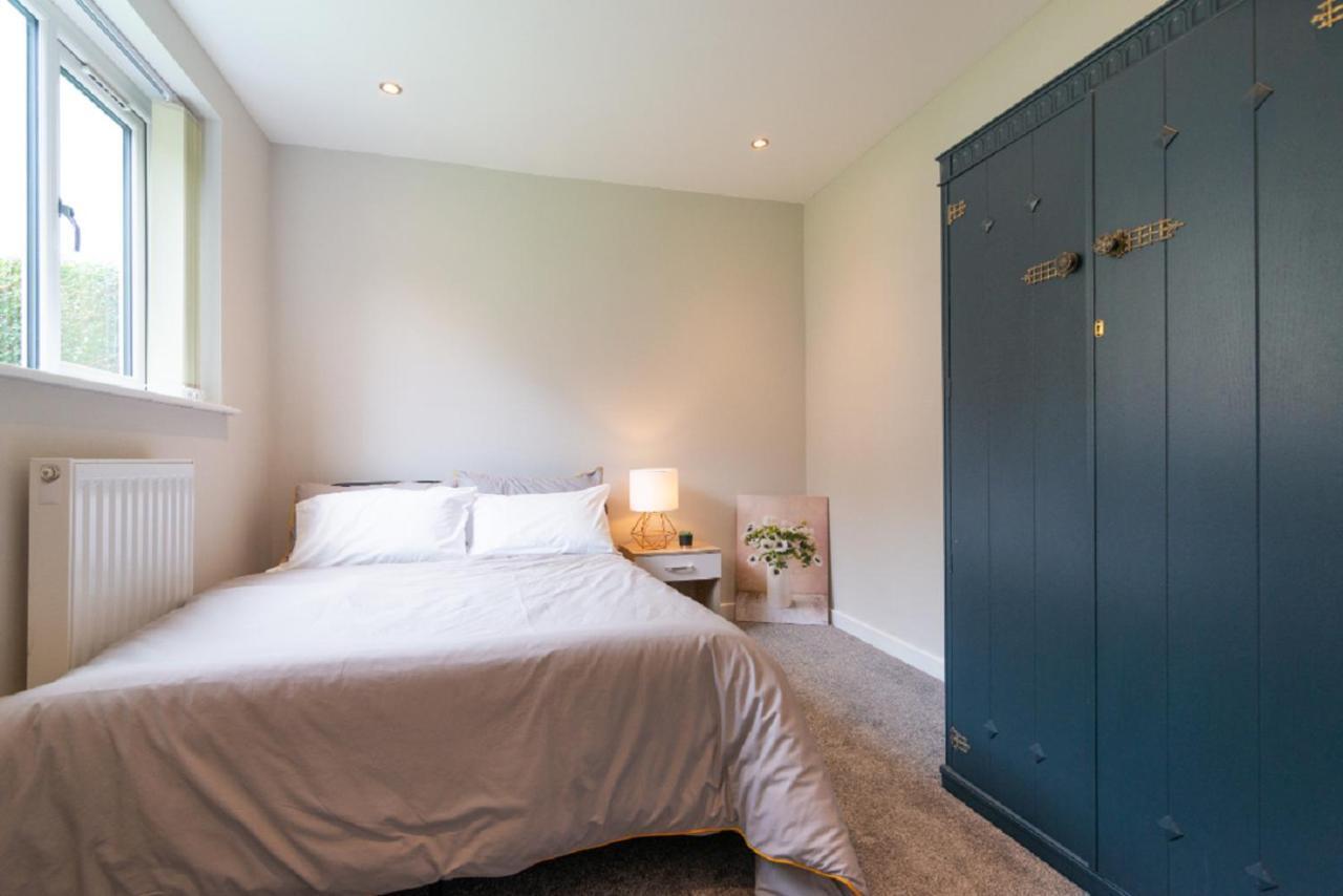 Beautiful 6 Bedroom Holiday Home, Manchester Wythenshawe Εξωτερικό φωτογραφία