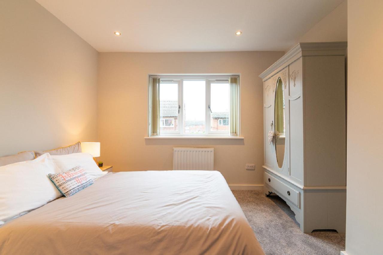 Beautiful 6 Bedroom Holiday Home, Manchester Wythenshawe Εξωτερικό φωτογραφία