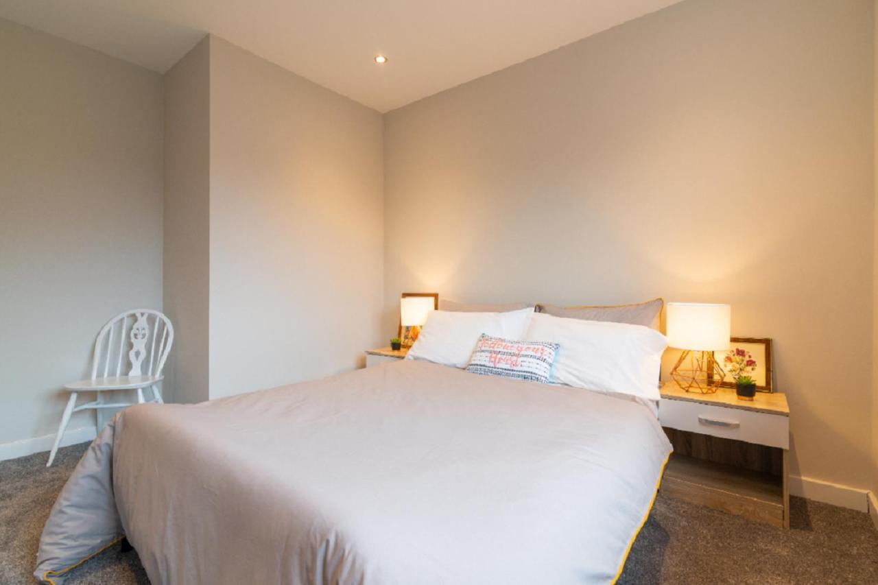 Beautiful 6 Bedroom Holiday Home, Manchester Wythenshawe Εξωτερικό φωτογραφία