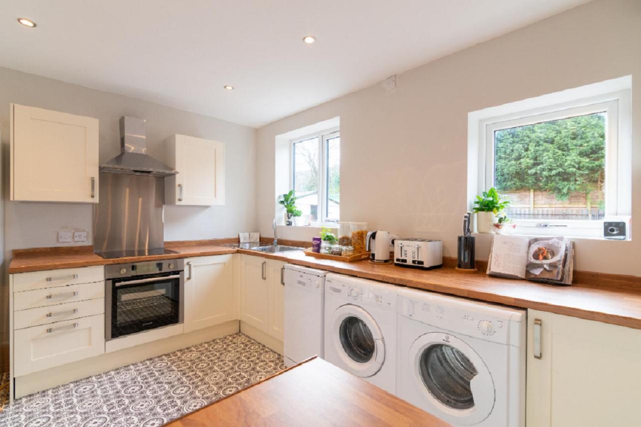 Beautiful 6 Bedroom Holiday Home, Manchester Wythenshawe Εξωτερικό φωτογραφία
