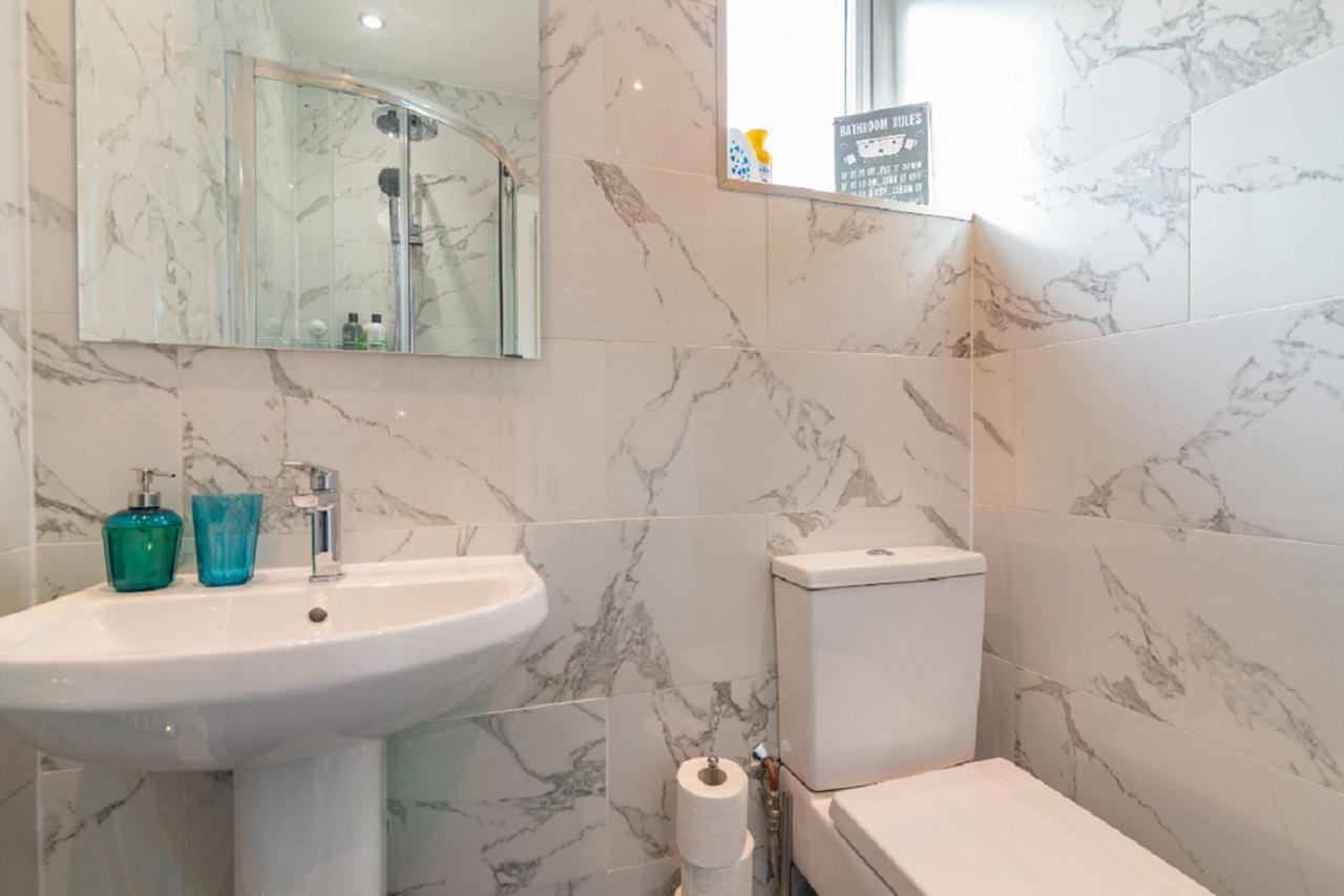 Beautiful 6 Bedroom Holiday Home, Manchester Wythenshawe Εξωτερικό φωτογραφία